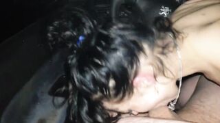 Vera e bella puttanella Ceca pompa il cliente nella sua auto