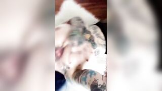 RIAE ci stuzzica con il suo corpo da peccato