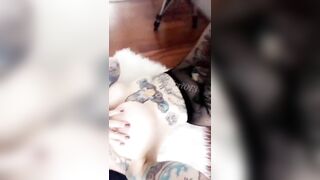 RIAE ci stuzzica con il suo corpo da peccato