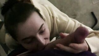 Giovane studentessa lecca le palle e succhia il cazzo sulle scale