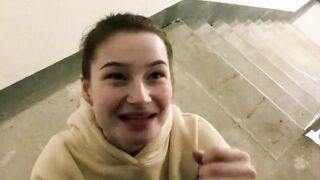 Giovane studentessa lecca le palle e succhia il cazzo sulle scale