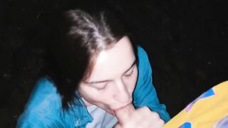 18enne spompina uno sconosciuto al parco e ingoia tutto