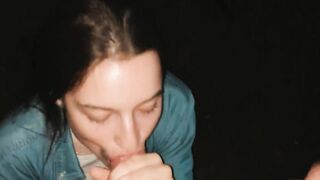 18enne spompina uno sconosciuto al parco e ingoia tutto