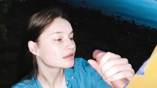 18enne spompina uno sconosciuto al parco e ingoia tutto