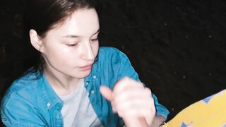 18enne spompina uno sconosciuto al parco e ingoia tutto