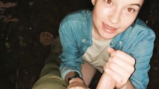 18enne spompina uno sconosciuto al parco e ingoia tutto