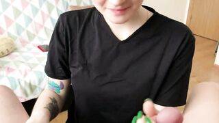 Sborrata sulle tettine dopo una sega e una leccata di palle