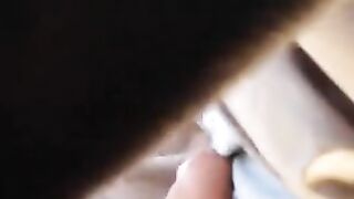 Veloce pompino in auto da puttanella bionda