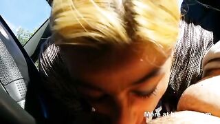 Veloce pompino in auto da puttanella bionda
