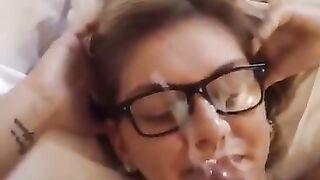 Sborro in faccia ad una mia amica