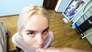 Con le mani legate succhia il cazzo fino alla sborrata sulle tette