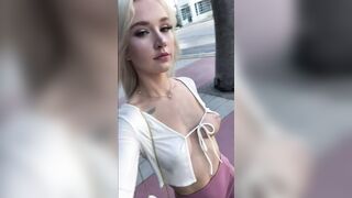 Anteprima del video: Prostituta cammina nuda per la strada