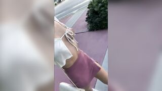 Prostituta cammina nuda per la strada