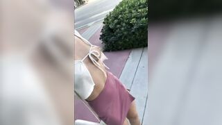 Prostituta cammina nuda per la strada