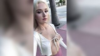 Prostituta cammina nuda per la strada