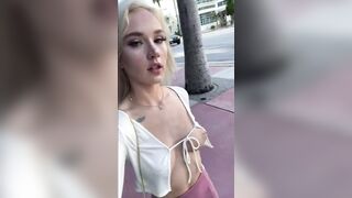 Prostituta cammina nuda per la strada