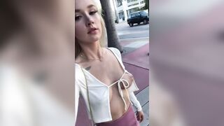 Prostituta cammina nuda per la strada