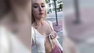 Prostituta cammina nuda per la strada