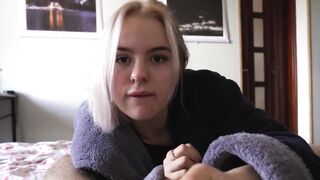 Giovane culona bionda pompa e cavalca il cazzone