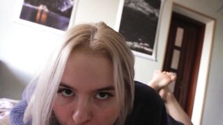 Giovane culona bionda pompa e cavalca il cazzone