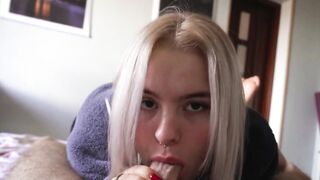 Giovane culona bionda pompa e cavalca il cazzone