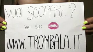 In ginocchio lo spompina fino alla sborrata sul viso