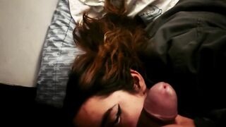 Troietta 18enne con le tette piccole succhia un cazzo grosso