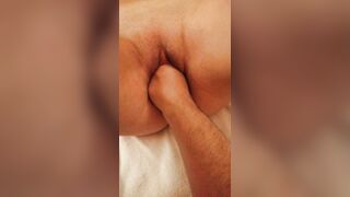 Con la mano del mio amico nella figa...