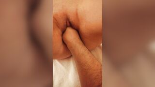 Con la mano del mio amico nella figa...