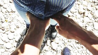 Giovane troia esibizionista sega uno sconosciuto al fiume