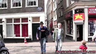 Bella puttanella bionda scopata da vecchio in un bordello