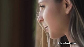 Si fa palpeggiare il culo mentre succhia un grosso cazzo