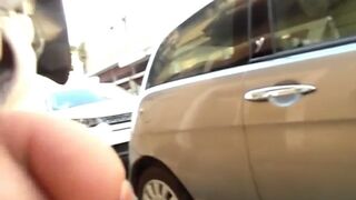 Esibizionismo per strada...