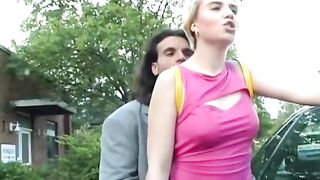 Puttanella trombata in pubblico