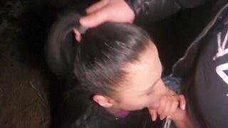 Troia sposata succhia il cazzo di uno sconosciuto al parco e ingoia