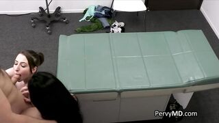 Sesso a tre con due tettone durante un check-up