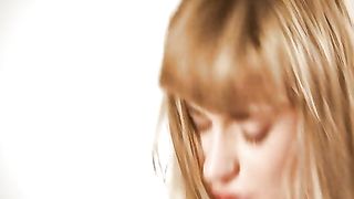 Piccola teen latina bionda