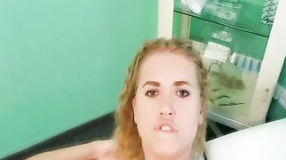 Teen bionda scopata dal dottore