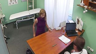 Teen bionda scopata dal dottore