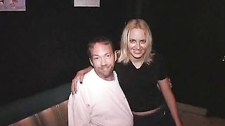 Anteprima del video: Biondina troia prende sborra ovunque