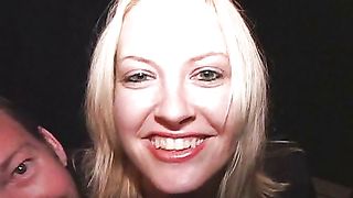 Biondina troia prende sborra ovunque