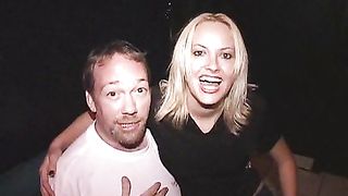 Biondina troia prende sborra ovunque