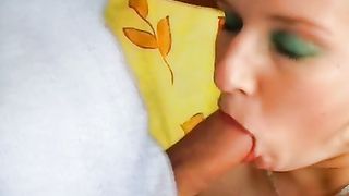 Affascinante bionda incinta succhia cazzo