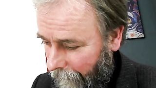 Vecchio sedotto da una troietta