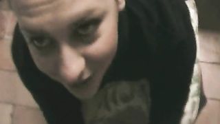 Casalinga italiana scopata in cucina