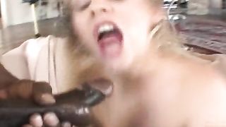 Grossa minchia nera in bocca ad Haley Scott