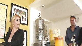 Anteprima del video: Milf scopata da padre e figlio