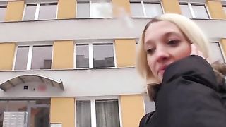 Biondina russa ama il sesso in auto