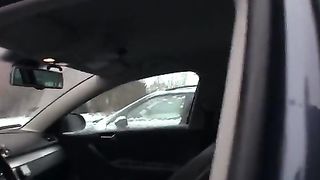 Biondina russa ama il sesso in auto