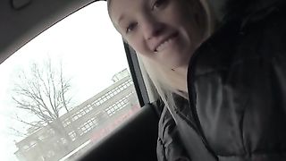 Biondina russa ama il sesso in auto